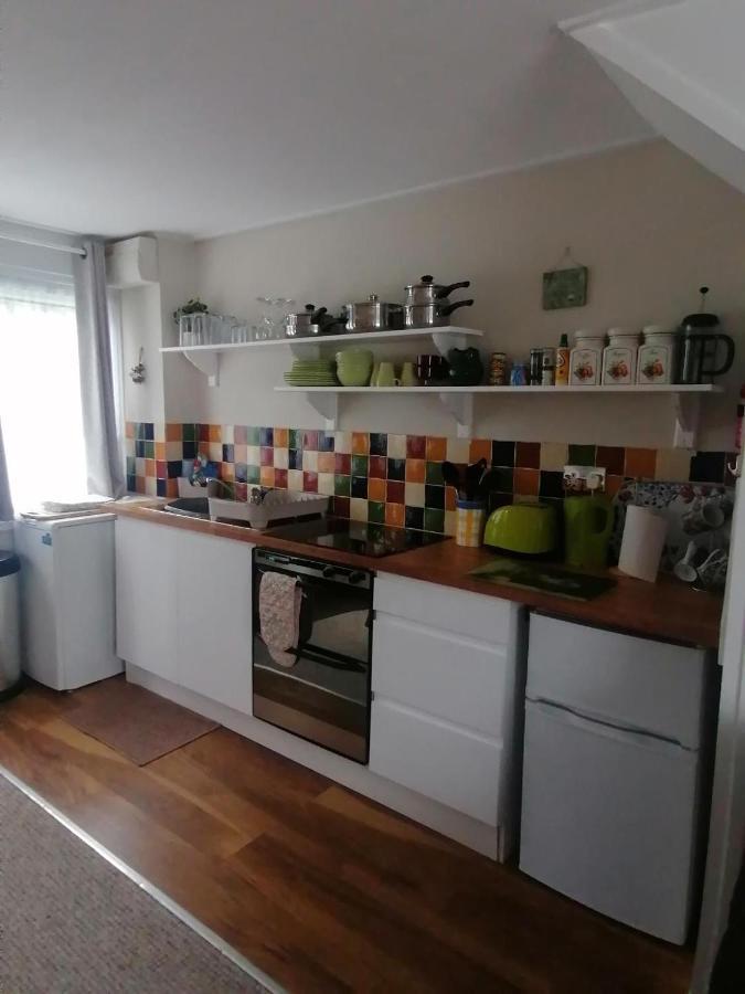 Le Chalet - 2 Bedroom Chalet House Sleeps 3 Pembroke Eksteriør bilde